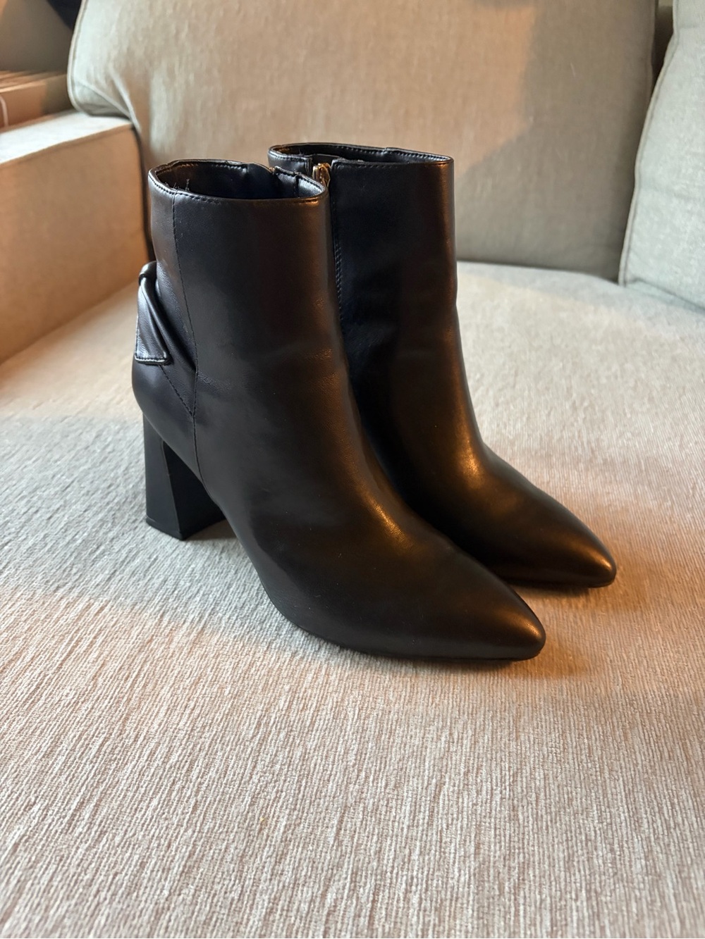 Bandolino Black Pointed Toe Block Heel Leather Ankle Boots